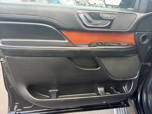 Used 2018 Lincoln Navigator Select AWD/4WD image 10