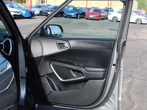 Used 2025 Kia Soul LX w/ LX Technology Package FWD image 10
