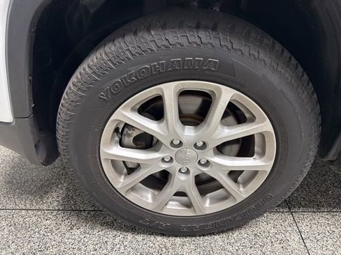 Used 2018 Jeep Cherokee Latitude w/ Cold Weather Group image 3