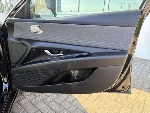 Used 2025 Hyundai Elantra Limited FWD image 31