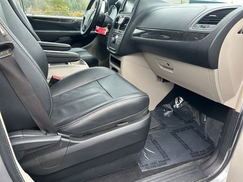 Used 2015 Chrysler Town & Country Touring image 26