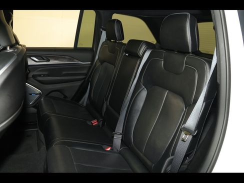 Used 2022 Jeep Grand Cherokee Overland w/ Luxury Tech Group IV image 32