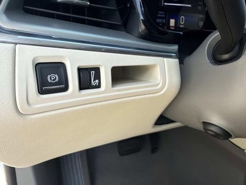 Used 2017 Cadillac XT5 Luxury w/ Driver Awareness Package image 31