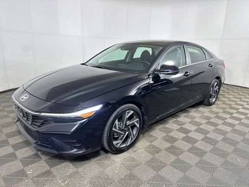 Used 2024 Hyundai Elantra Limited image 7
