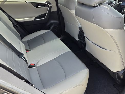 Used 2020 Toyota RAV4 Limited FWD image 10