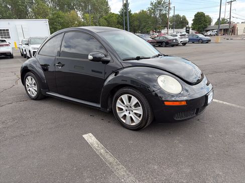 Used 2010 Volkswagen Beetle Coupe FWD image 4