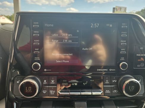 Used 2022 Toyota Highlander XLE image 22