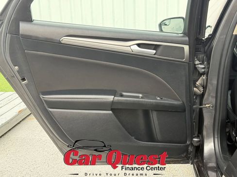 Used 2018 Ford Fusion SE w/ Fusion SE Technology Package FWD image 14