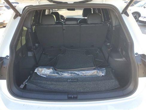Certified 2024 Volkswagen Tiguan SE R-Line image 7