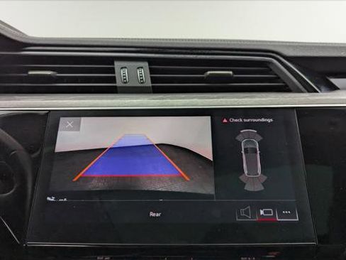 Used 2023 Audi e-tron Premium image 33