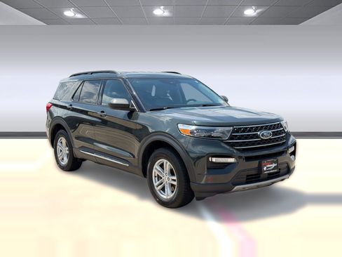 Used 2023 Ford Explorer XLT w/ Equipment Group 202A AWD/4WD image 7