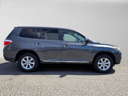 Used 2011 Toyota Highlander 2WD w/ Tow Pkg image 2