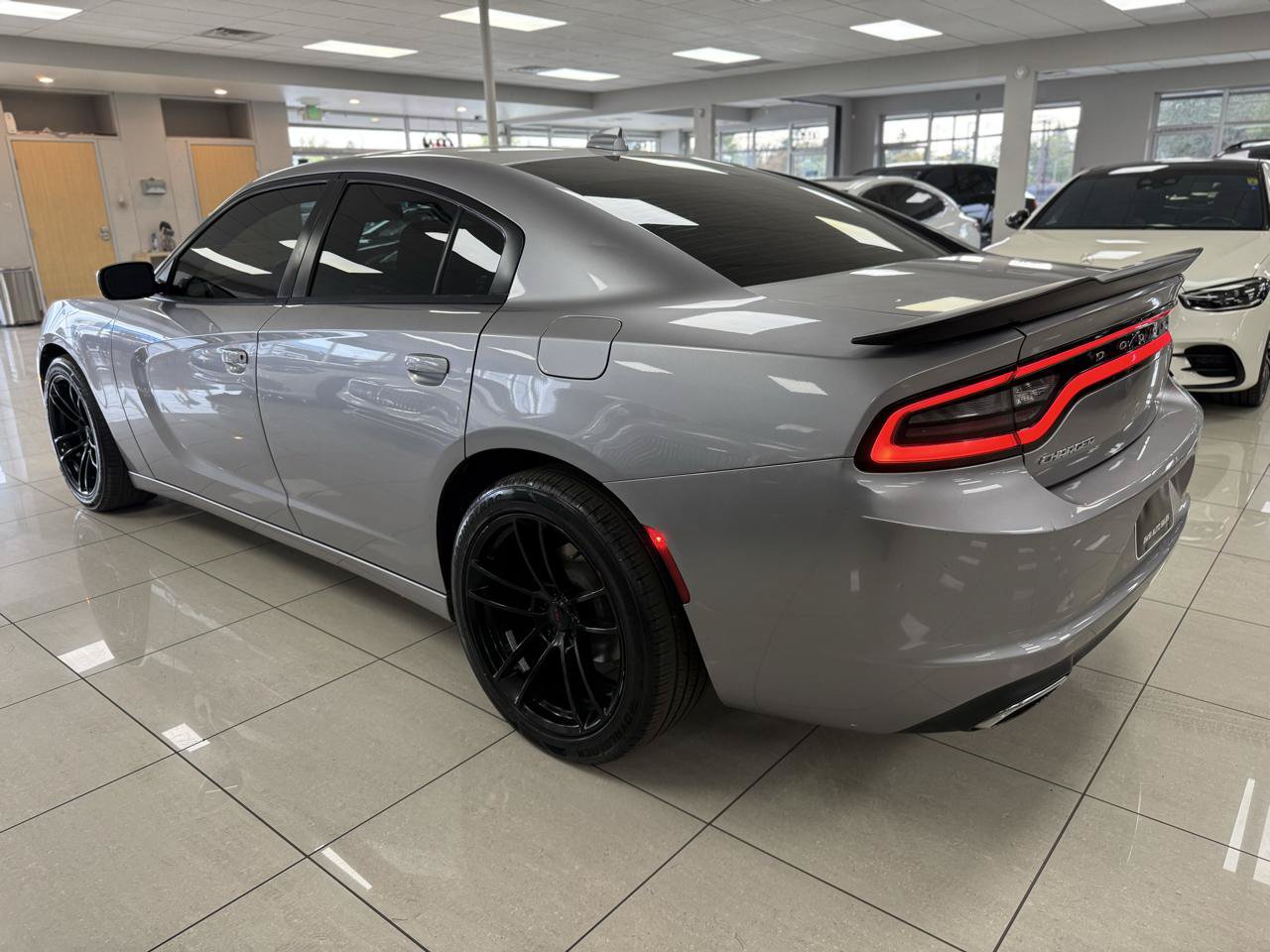 Used 2017 Dodge Charger SXT RWD image 2