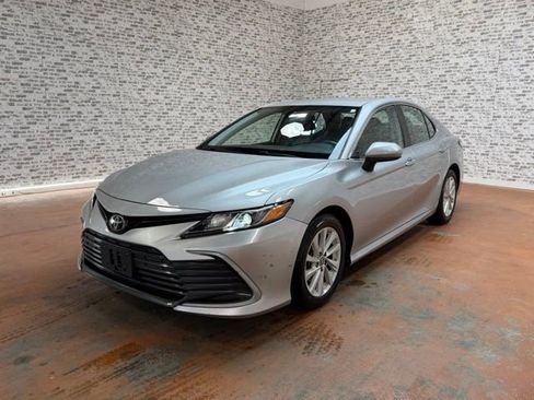 Used 2021 Toyota Camry LE FWD image 3