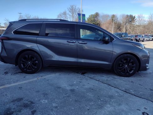 Used 2022 Toyota Sienna XSE image 9