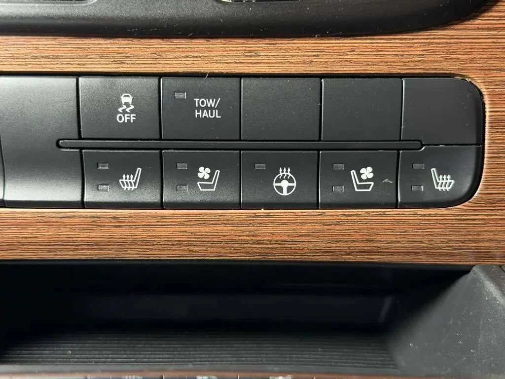 Used 2014 RAM 1500 Laramie RWD image 38