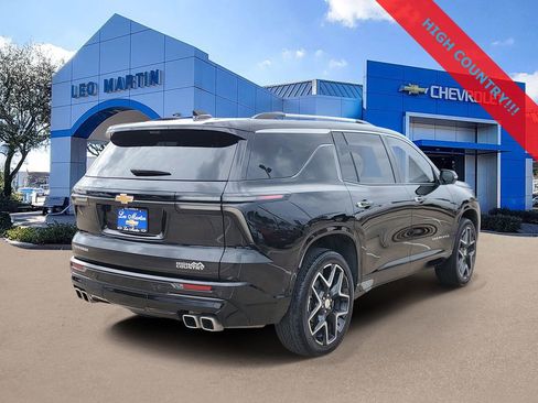 Used 2025 Chevrolet Traverse High Country image 3