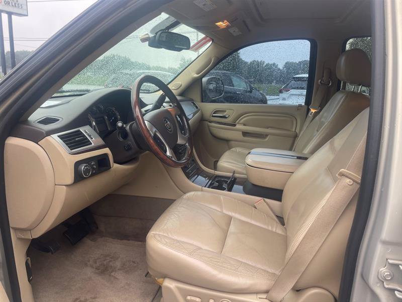 Used 2011 Cadillac Escalade Luxury AWD/4WD image 9