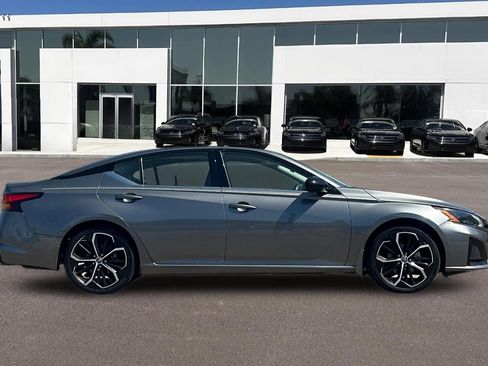 Used 2023 Nissan Altima 2.5 SR w/ SR Premium Package FWD image 2