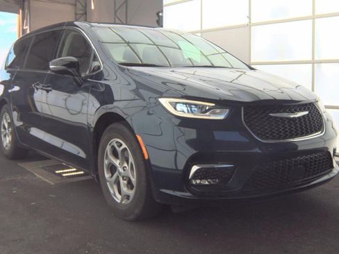 Used 2024 Chrysler Pacifica Limited w/ Trailer Tow Group FWD image 2