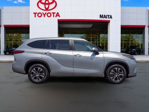 Used 2023 Toyota Highlander XLE FWD image 2