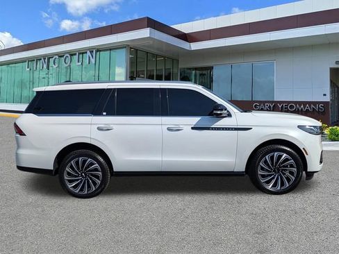 Certified 2025 Lincoln Navigator Black Label AWD/4WD image 3