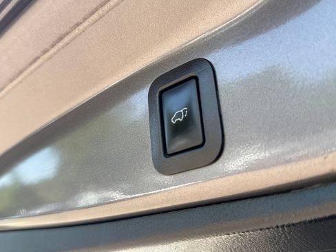 Used 2018 Toyota Highlander Limited Platinum AWD/4WD image 9