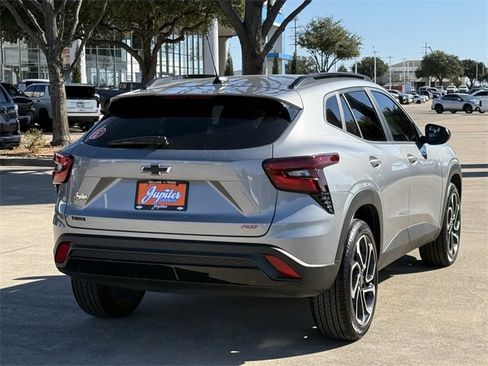 Used 2025 Chevrolet Trax RS w/ Sunroof Package image 4