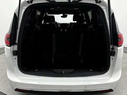 Used 2025 Chrysler Pacifica Select image 31