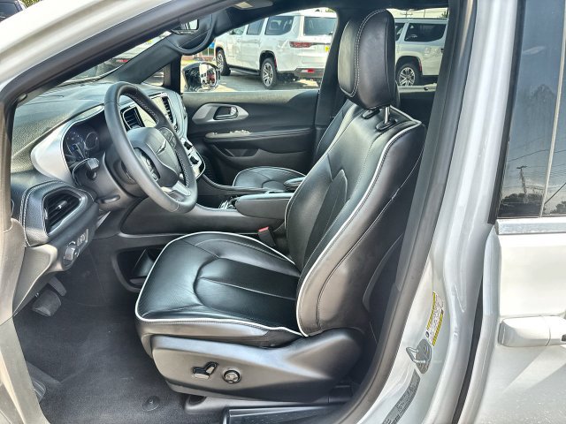 Used 2026 Chrysler Pacifica Limited FWD image 11