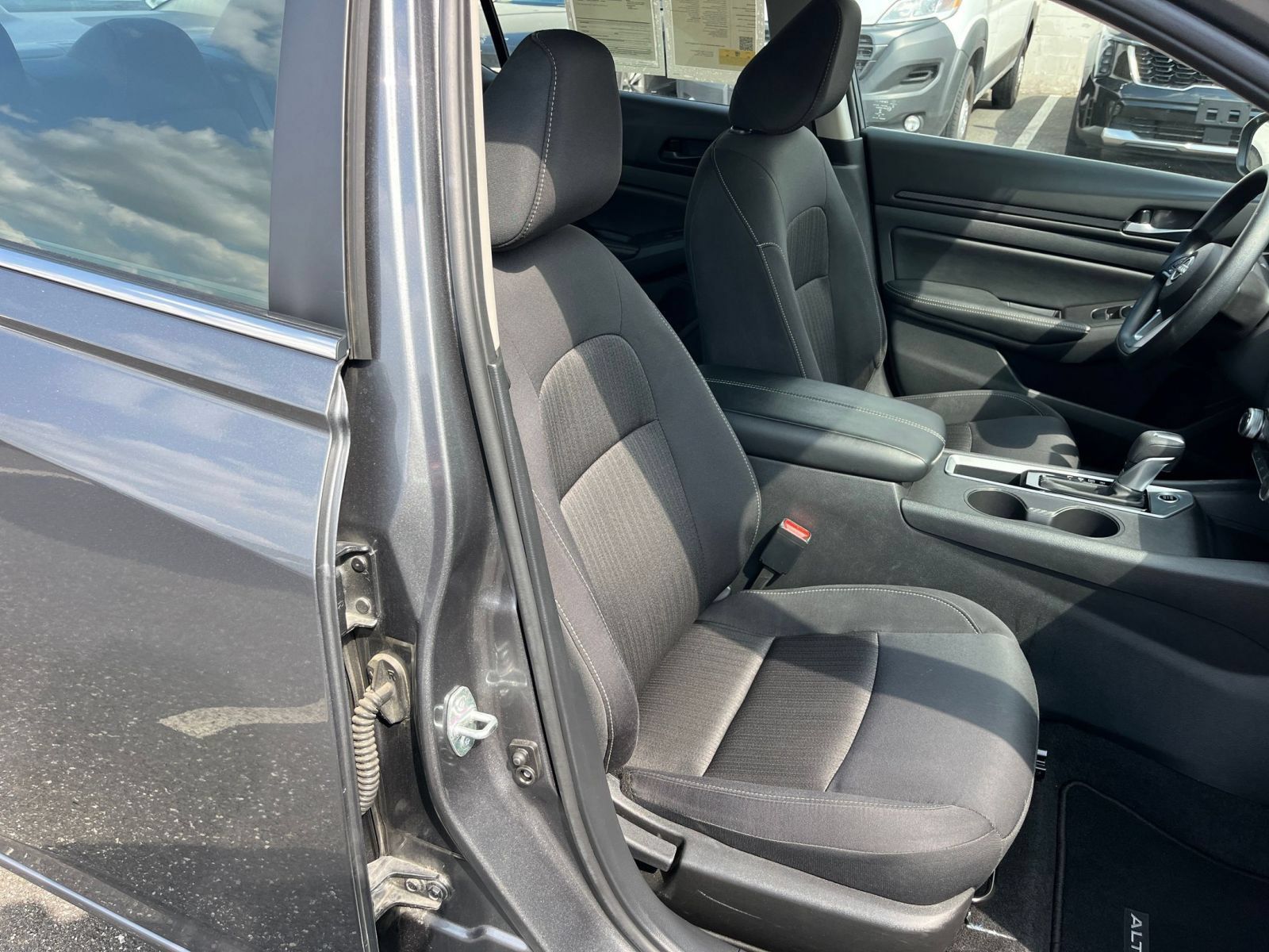 Used 2025 Nissan Altima 2.5 SV FWD image 36