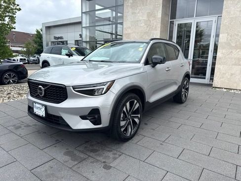 Used 2023 Volvo XC40 B5 Plus w/ Protection Package Premier AWD/4WD image 3