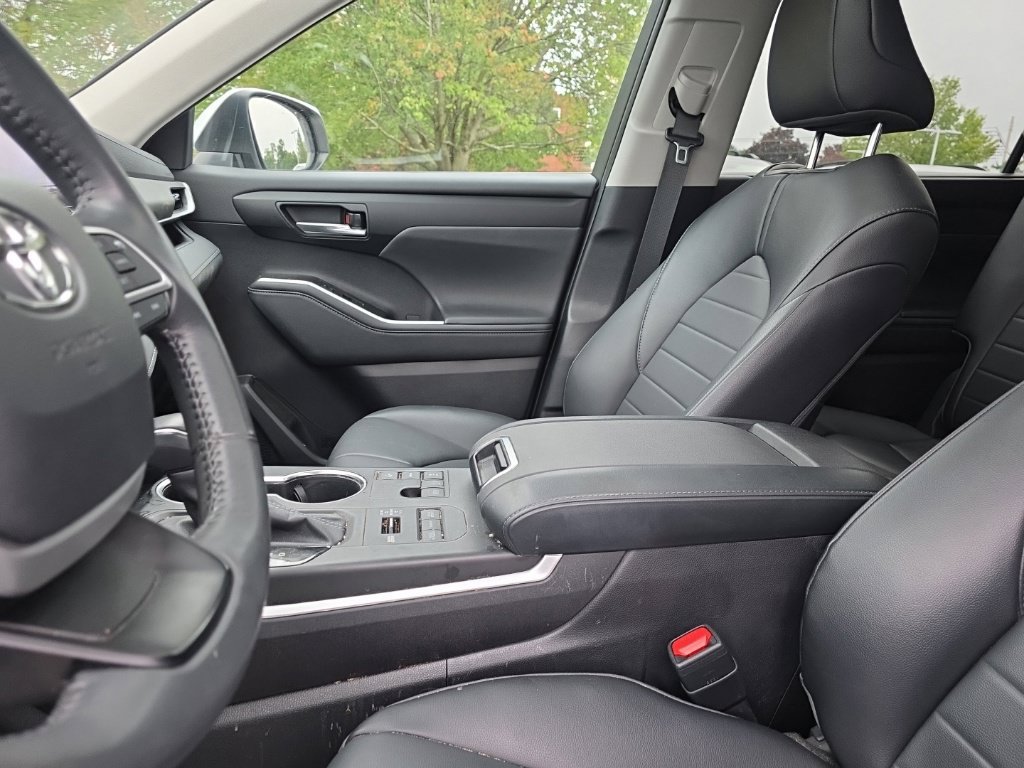 Used 2023 Toyota Highlander XLE AWD/4WD image 27