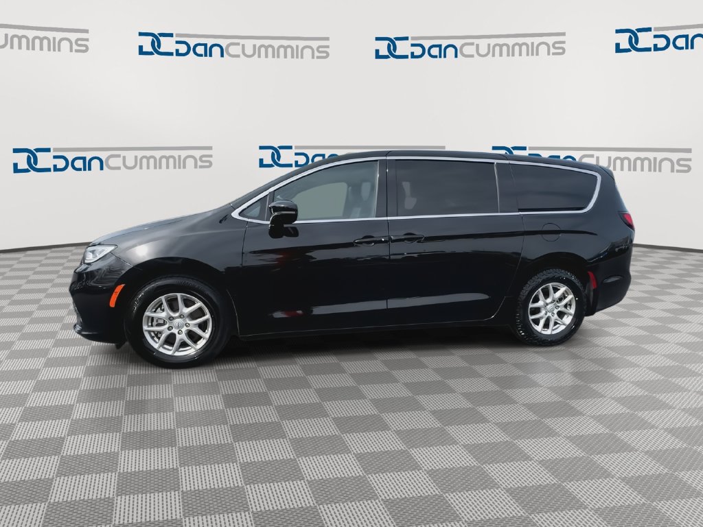 Used 2025 Chrysler Pacifica Select FWD image 5