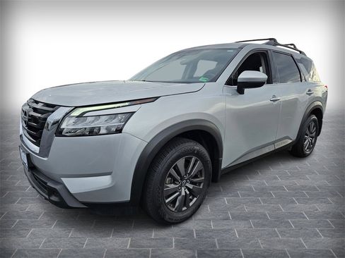 Used 2022 Nissan Pathfinder SV image 3