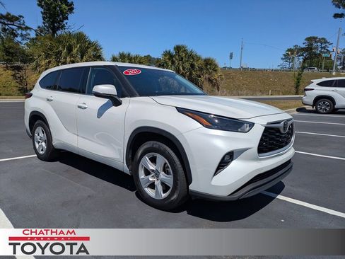 Used 2022 Toyota Highlander LE image 1