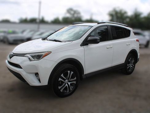 Used 2018 Toyota RAV4 LE FWD image 14
