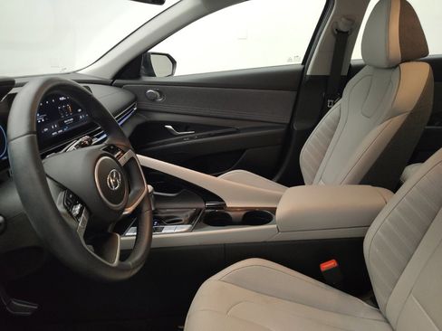 Used 2023 Hyundai Elantra Limited image 17
