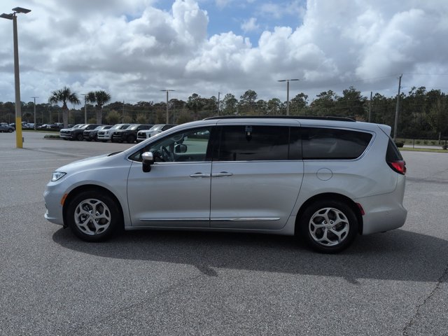 Used 2023 Chrysler Pacifica Limited FWD image 8