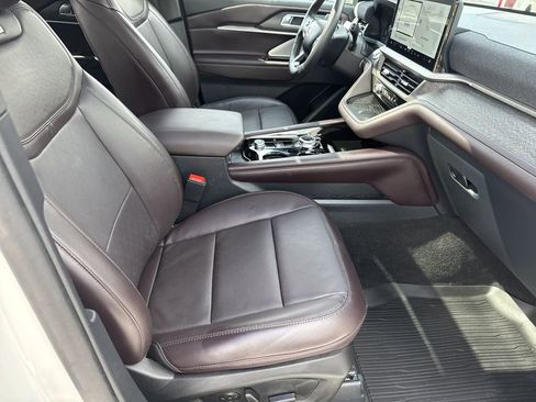 Used 2025 Ford Explorer Platinum image 13