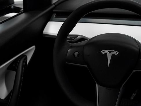 Used 2021 Tesla Model Y Long Range image 23