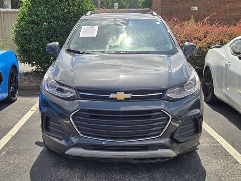 Used 2018 Chevrolet Trax LT w/ Sun & Sound Package FWD image 2