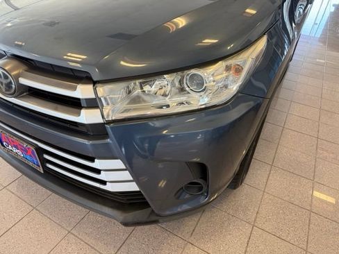 Used 2017 Toyota Highlander LE w/ Carpet Mat Package FWD image 10