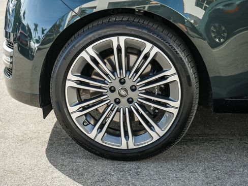 Certified 2025 Land Rover Range Rover SE AWD/4WD image 12