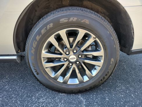 Used 2019 Ford Expedition Limited w/ Equipment Group 301A image 37