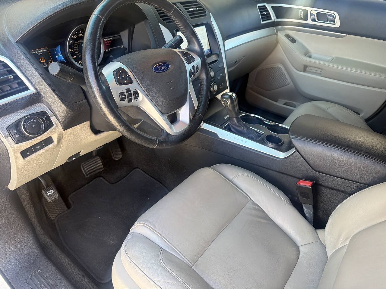 Used 2015 Ford Explorer XLT w/ Equipment Group 202A FWD image 14