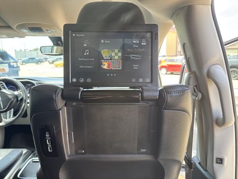 Used 2020 Chrysler Pacifica Touring-L Plus FWD image 12