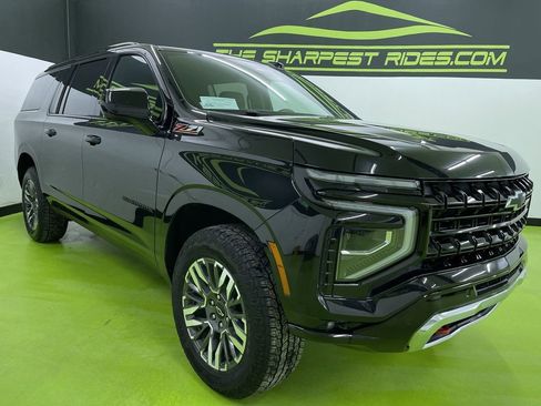 Used 2025 Chevrolet Suburban Z71 image 2