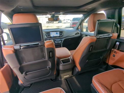 New 2026 Chrysler Pacifica Pinnacle w/ Trailer Tow Group image 19