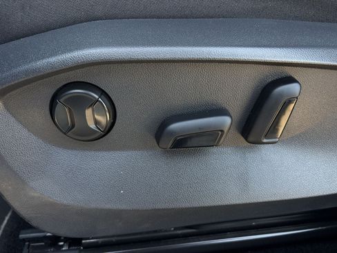 Used 2023 Volkswagen Taos SE w/ Panoramic Sunroof Package FWD image 27